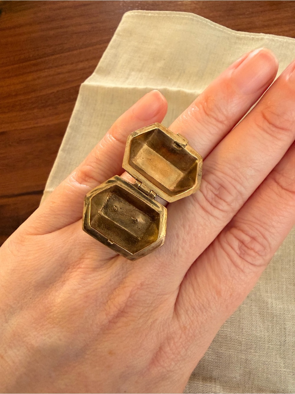 Vintage Secret Compartment Snuff Ring with Geometric Gemstone Inlay - Picture 4 of 8